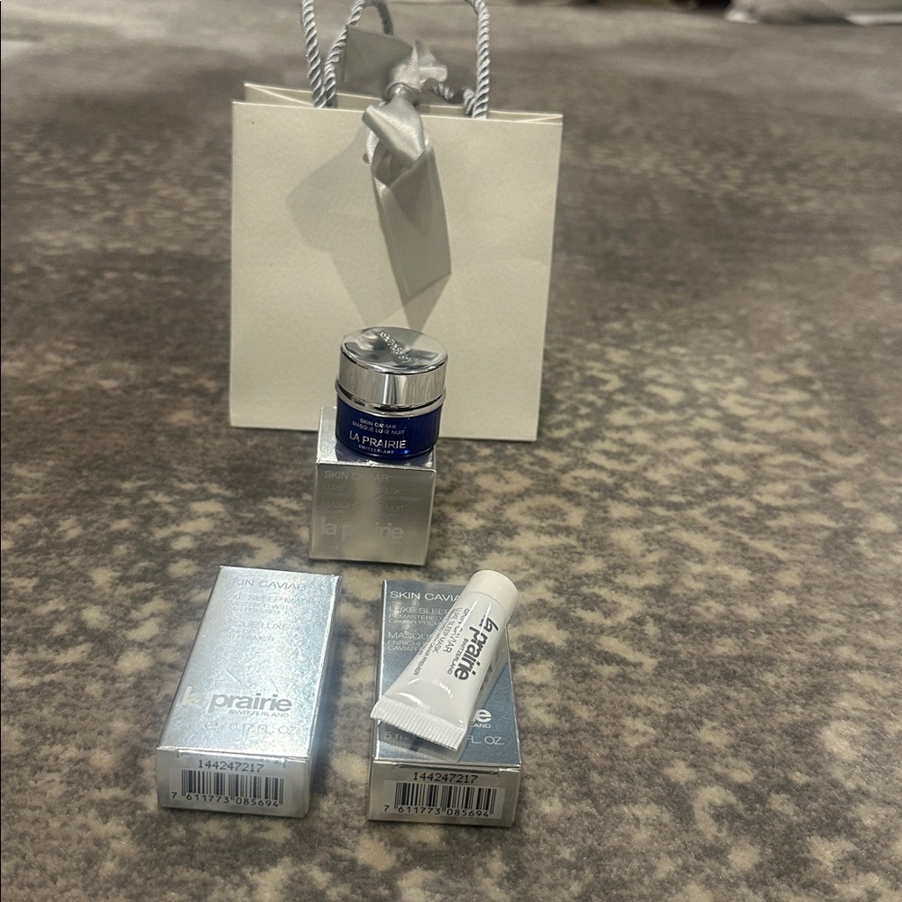 LA PRAIRIE BAG, 3 CAVIAR SLEEP MASK 1 JAR
2 TUBES - Picture 5 of 6